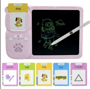Tablero interactivo rosa con lector de tarjetas, pantalla de dibujo negra, lápiz blanco y cinco tarjetas de colores con palabras en inglés.